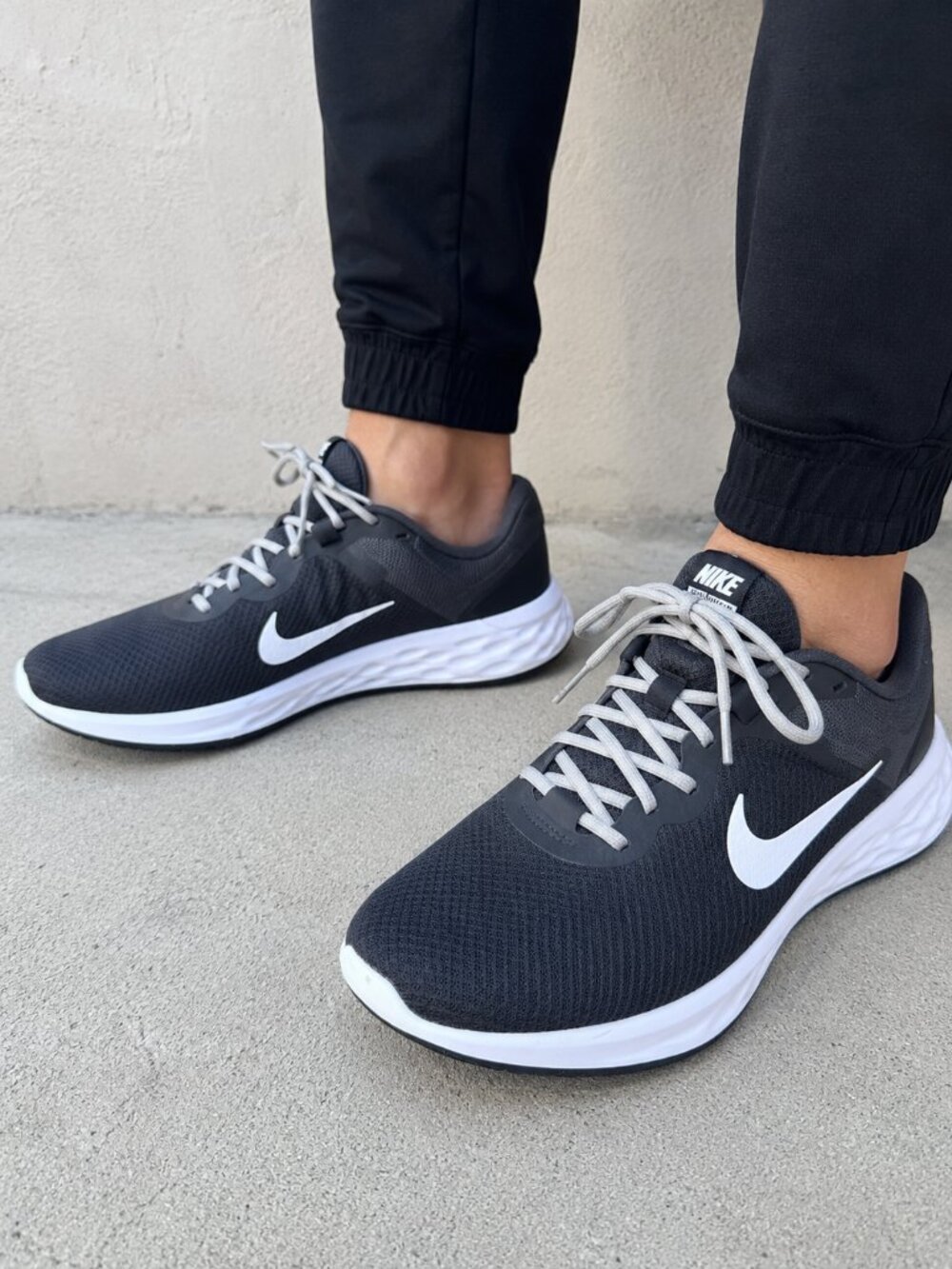 Nike Revolution 6 Men’s Running Shoes Gray White Size 11.5 Wide Athletic Sneaker
